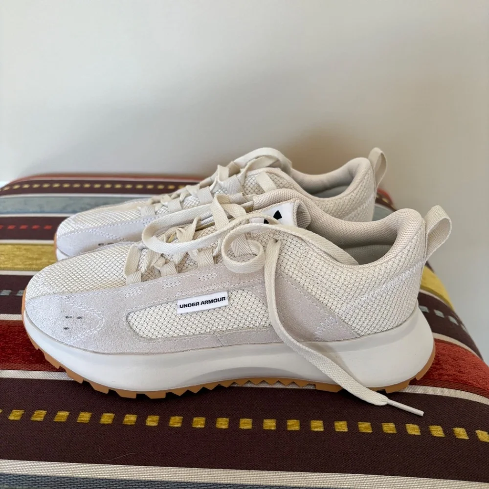 Womens Under Armour  size 7 - Picture 3 of 3